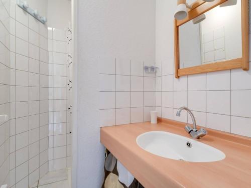 ein Badezimmer mit Waschbecken und Spiegel in der Unterkunft Triplex Calme 6 Pers, Terrasse, Parking, Proche Station Ski - FR-1-402-90 in Esquièze - Sère
