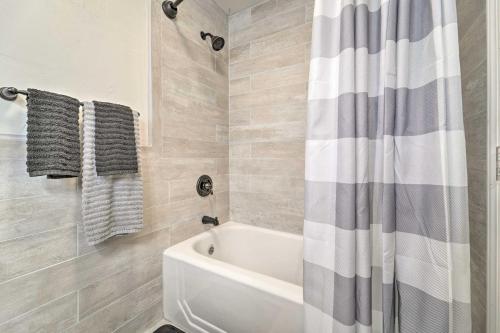 uma casa de banho com uma banheira branca e uma cortina de chuveiro em Sunny Sierra Valley Cottage Hike and Explore! 