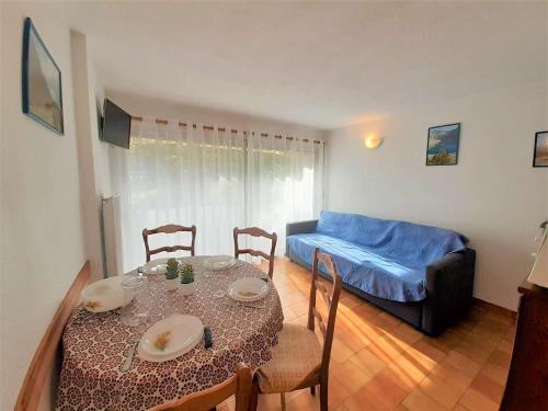 un salon avec une table, des chaises et un canapé dans l'établissement Appartement T2 à Saint-Lary pour 6 personnes avec balcon, exposition sud, parking et casier à skis - FR-1-457-189, à Saint-Lary-Soulan