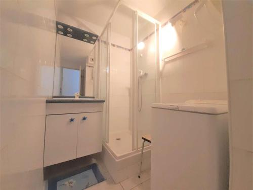 une salle de bain blanche avec une douche et un lavabo dans l'établissement Appartement T2 à Saint-Lary pour 6 personnes avec balcon, exposition sud, parking et casier à skis - FR-1-457-189, à Saint-Lary-Soulan