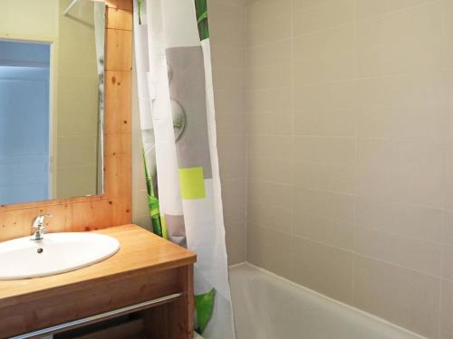 a bathroom with a sink and a mirror and a tub at Appartement Les Orres, 2 pièces, 4 personnes - FR-1-322-432 in Les Orres