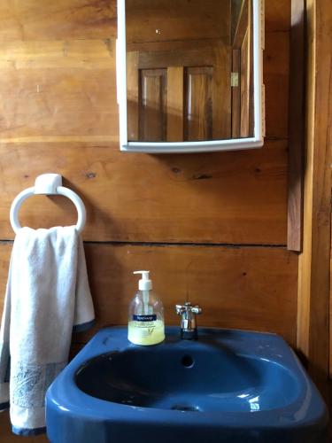 bagno con lavandino blu e specchio di PROVENZA en Los Naranjos a Juayúa