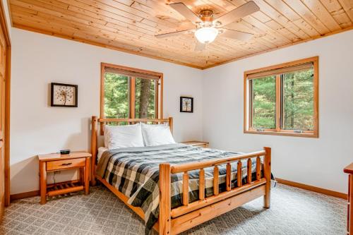 - une chambre avec un lit et un ventilateur de plafond dans l'établissement Lakeside Dream House, à Friendship