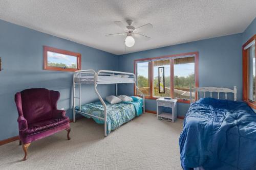 1 dormitorio con paredes azules, litera y silla en Ss OBX SS111, en Southern Shores