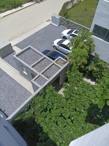 an overhead view of a parking lot with a car at Papaya Condo Acapulco Diamante -Solo Adultos in Acapulco
