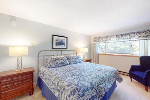 1 dormitorio con 1 cama, 1 silla y 1 ventana en Deere Run 3B, en White River Junction