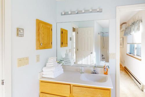 W łazience znajduje się umywalka i lustro. w obiekcie Deere Run 3B w mieście White River Junction