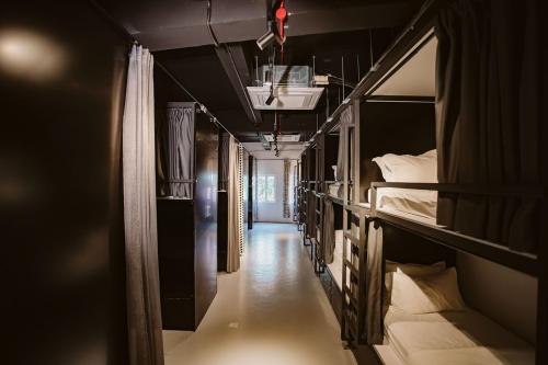 - un couloir avec 2 lits superposés dans une chambre dans l'établissement 7 Wonders Hostel @ Boat Quay, à Singapour