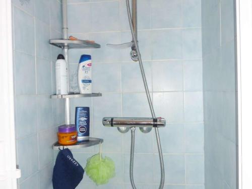 a bathroom with a shower with a shower at Appartement Marseillan-Plage, 3 pièces, 6 personnes - FR-1-387-78 in Marseillan