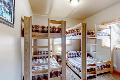 Katil dua tingkat atau katil-katil dua tingkat dalam bilik di Kirsten's Hideaway