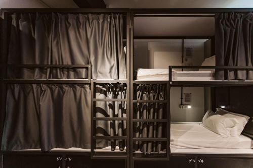 מיטה או מיטות קומותיים בחדר ב-7 Wonders Hostel @ Boat Quay