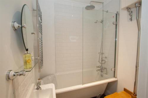 een badkamer met een douche, een wastafel en een bad bij Wetherlam in Ambleside