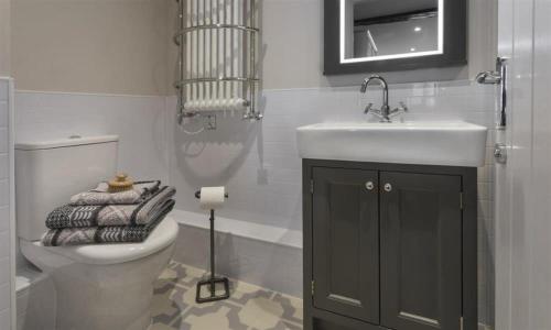 アンブルサイドにあるOld Ambleside Houseの白いバスルーム(洗面台、トイレ付)