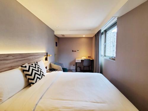 a bedroom with a large bed and a window at HINOEN Hotel in Taipei