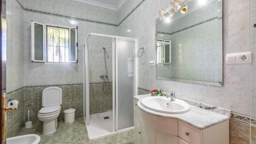 La salle de bains est pourvue d'un lavabo, de toilettes et d'une douche. dans l'établissement Huerta Tío Pipa Aznalcázar by Ruralidays, à Aznalcázar