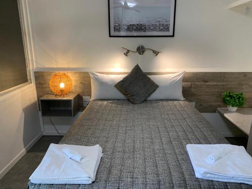 - une chambre avec un lit et 2 serviettes dans l'établissement Y Motels Kingaroy, à Kingaroy