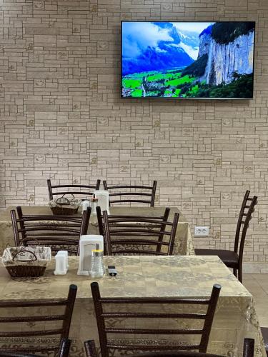 Televisyen dan/atau pusat hiburan di Diyora Hostel