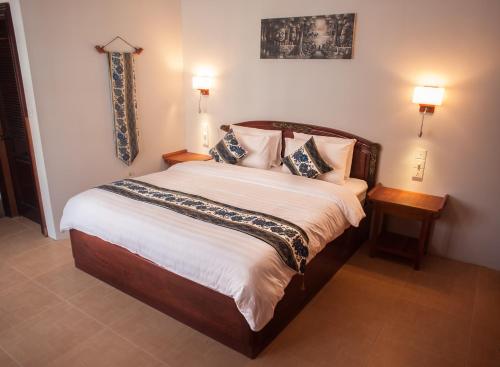 Een bed of bedden in een kamer bij Eureka Villas Siem Reap