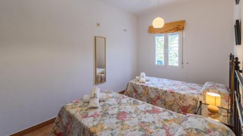 1 dormitorio con 2 camas y espejo en Encina Gorda El Pinar by Ruralidays, en Pinos del Valle