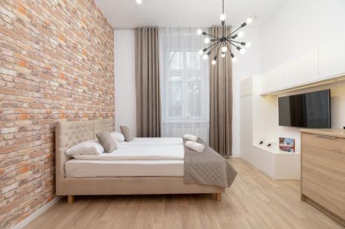 Televízia a/alebo spoločenská miestnosť v ubytovaní Beautiful Apartments Kraków Dietla by Noclegi Renters