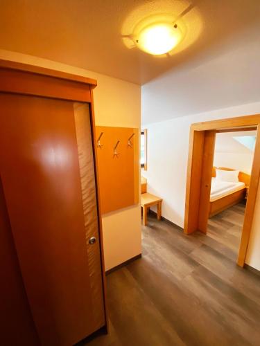 Ένα ή περισσότερα κρεβάτια σε δωμάτιο στο Wellness-Pension Jagahütt'n