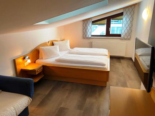 A bed or beds in a room at Wellness-Pension Jagahütt'n