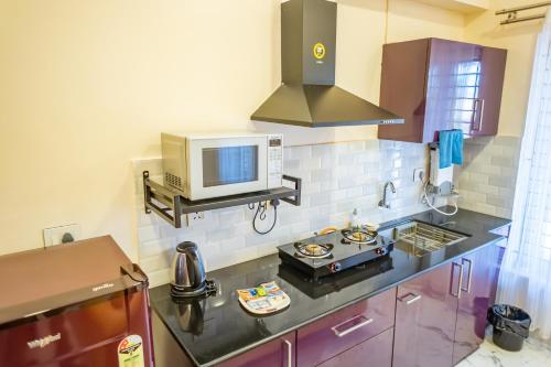 MāvalliにあるCoastal Pearl Home Stay, Murudeshwarのキッチン(電子レンジ、コンロ付) トップオーブン