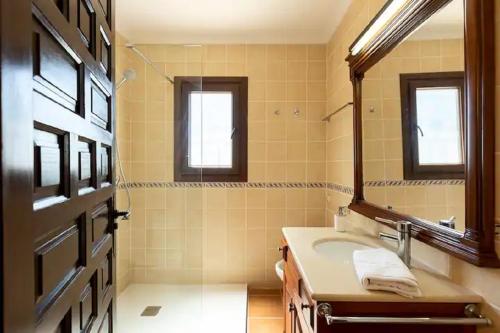 a bathroom with a sink and a mirror at Villa ISLANDIA SUPER CÓMODA in Jávea