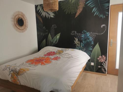 1 dormitorio con 1 cama con un mural floral en la pared en Le Château des Abeilles - appartement récemment rénové - proche centre village et route des vins, en Scherwiller