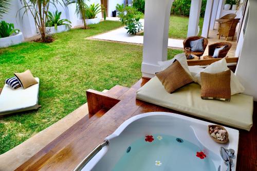 a bath tub sitting on top of a yard at Antares Villa in Kiwengwa