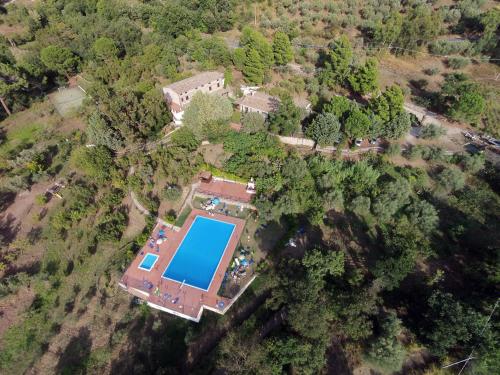 eine Luftansicht eines Hauses mit Pool in der Unterkunft L'Antico Casale in Polizzi Generosa