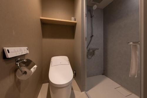 a small bathroom with a toilet and a shower at Onn nakatsugawa in Nakatsugawa