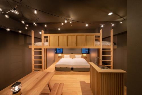 - une chambre avec un lit superposé éclairé dans l'établissement Onn nakatsugawa, à Nakatsugawa