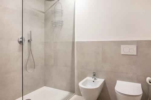 a bathroom with a shower and a toilet and a sink at Eichhof Apartment Lavendel in Termeno