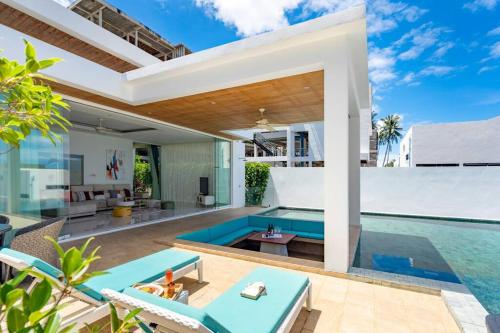 une pièce à vivre extérieure avec une piscine et une villa dans l'établissement Silver Beach 3br Sea View Pool&Wine Private Villa, à Koh Samui 