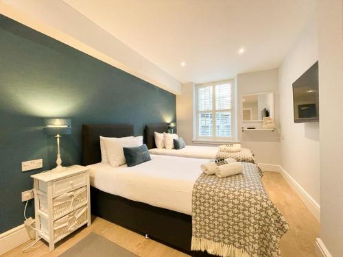 a bedroom with a large bed and a window at Modern 3 Bedroom Apartment, West End in Edinburgh