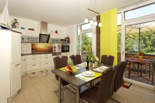 a kitchen and dining room with a table and chairs at Kapitaensweg 4 Koje 04 in Ostseebad Karlshagen