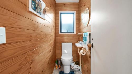ein Bad mit einem WC und einem Waschbecken in der Unterkunft Roseville - Snells Beach Holiday Home in Snells Beach