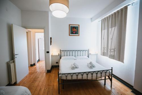 sypialnia z łóżkiem z dwoma butami w obiekcie Agriturismo Rose di Pietra w mieście Pietra Ligure