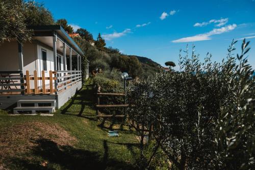 dom z ogrodzeniem obok ogrodu w obiekcie Agriturismo Rose di Pietra w mieście Pietra Ligure