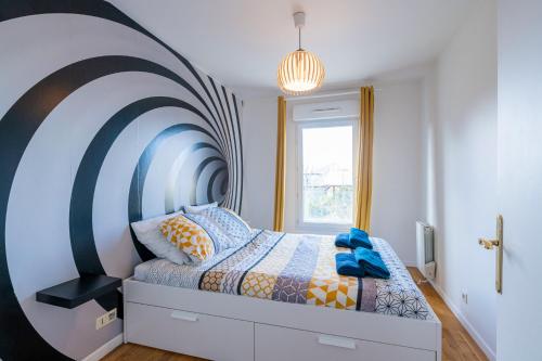 - une chambre avec un lit et un grand mur dans l'établissement CAOPEO - Top Hôte Paris - 8 personnes Balcon Parking, à Saint-Denis