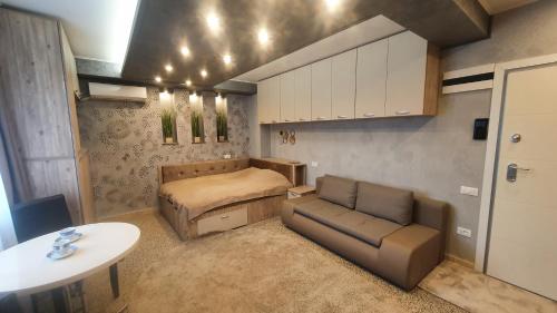TOMIS Studio 4B tesisinde bir oturma alanı