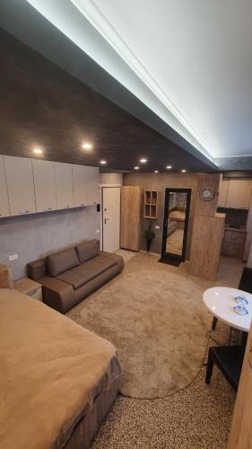 אזור ישיבה ב-TOMIS Studio 4B