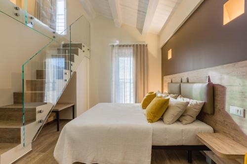 um quarto com uma cama grande e almofadas amarelas em Villa Angela em Monterubbiano