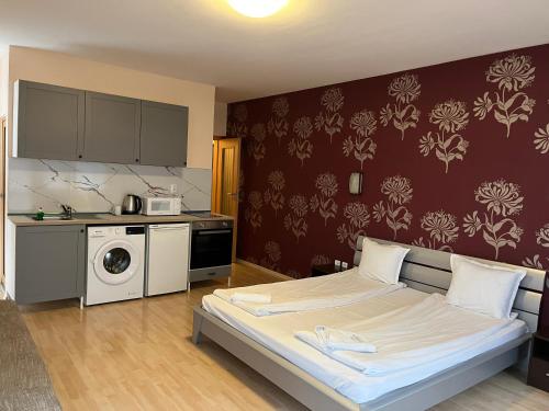 1 dormitorio pequeño con 1 cama y cocina en BLOCK 531 ApartHouse BLOCK 533, en Sofía