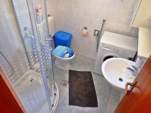 Bilik mandi di Apartment Nika
