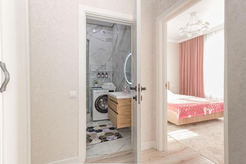 a bedroom with a washer and dryer at Salem in Zaozërnyy