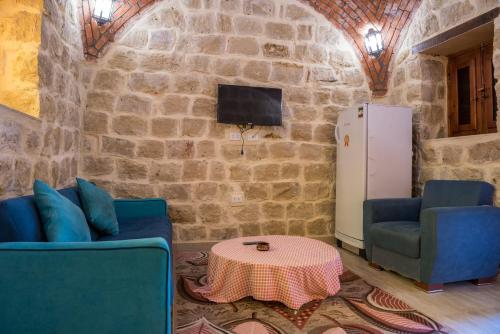 sala de estar con 2 sillas y nevera en Zad El Mosafer Guest House, en Tunis