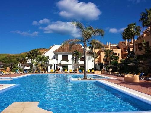 Duquesa 2 bed with sea and golf views and 5 pools