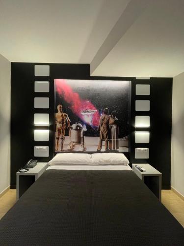 a bedroom with a bed with a painting on the wall at Hotel Paula Films Collection in Merida